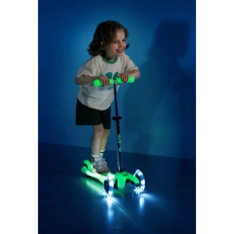 Mini Micro Deluxe Glow LED Plus Icy Lime scooter Mini Micro Deluxe Glow LED Plus Icy Lime scooter