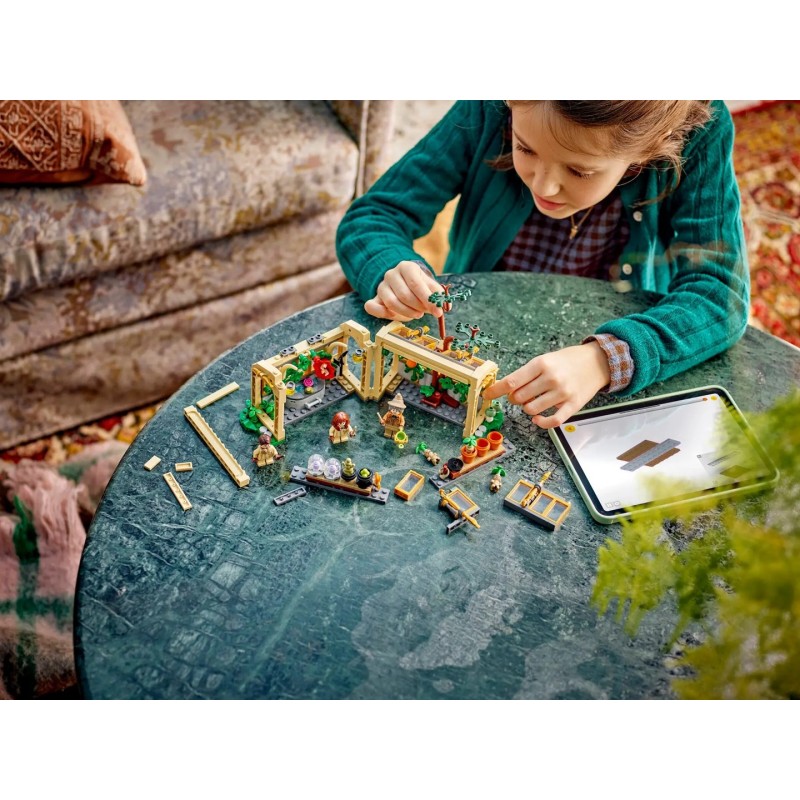 LEGO HARRY POTTER 76445 Hogwarts Castle - Herbology Class LEGO HARRY POTTER 76445 Hogwarts Castle - Herbology Class