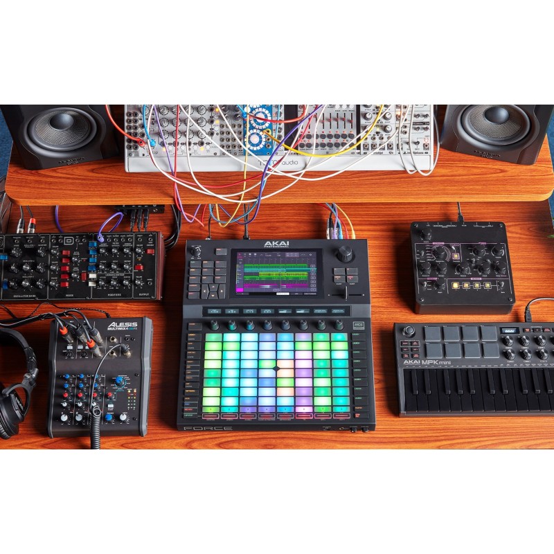 AKAI FORCE Standalone music production station Sampler MIDI USB Black AKAI FORCE Standalone music production station Sampler MIDI USB Black