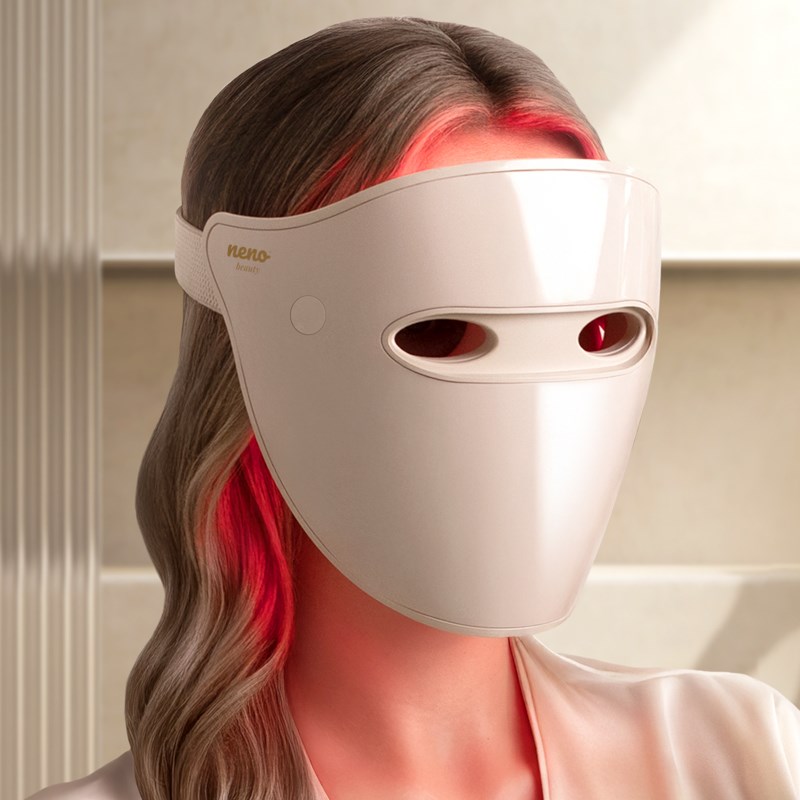 LED LIGHT THERAPY MASK IMPROVING FACIAL SKIN CONDITION