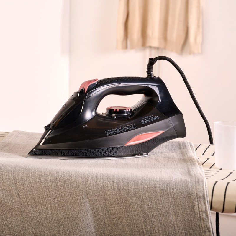 Steam iron Black+Decker BXIR3000E (3000W; black) Steam iron Black+Decker BXIR3000E (3000W; black)