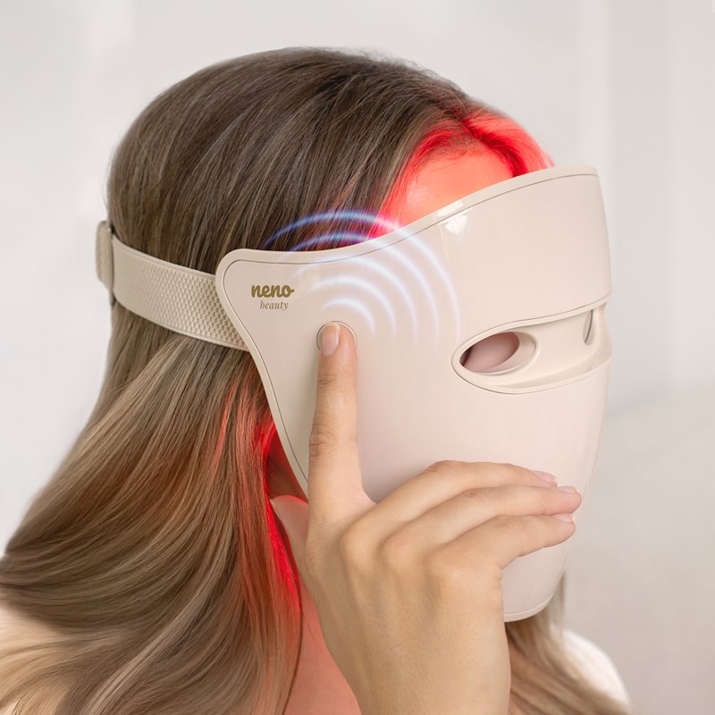 LED LIGHT THERAPY MASK IMPROVING FACIAL SKIN CONDITION